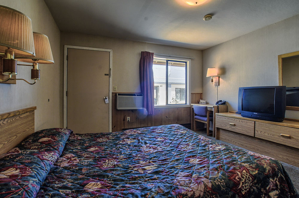 Blue and White Motel - photo 3