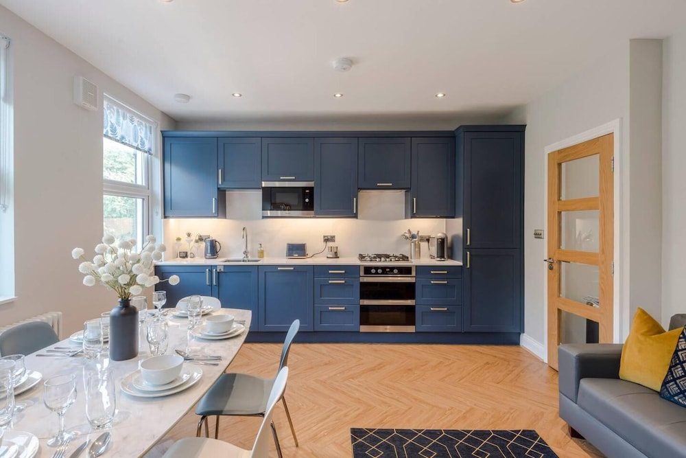 Stunning 3 Bed Duplex Apartment in the heart of West Hampstead — 4-Star Luxury Hotel in London, United Kingdom