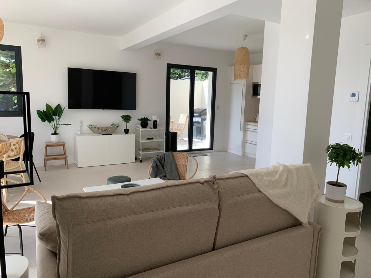 Maisonnette with Swimming Pool — 4-Star Luxury Hotel in Cagnes-Sur-Mer, France