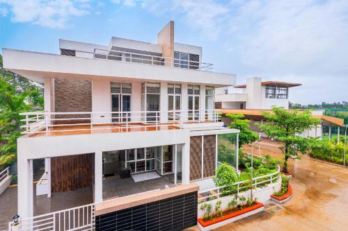 Sierra Skies by StayVista A mountain view villa featuring a rooftop swimming pool Turf and A gym for an elevated stay — 5-Star Luxury Hotel in Lonavla, India