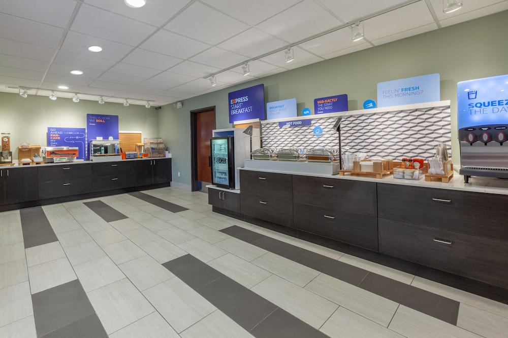Holiday Inn Express Hotel & Suites Woodhaven by IHG - photo 57