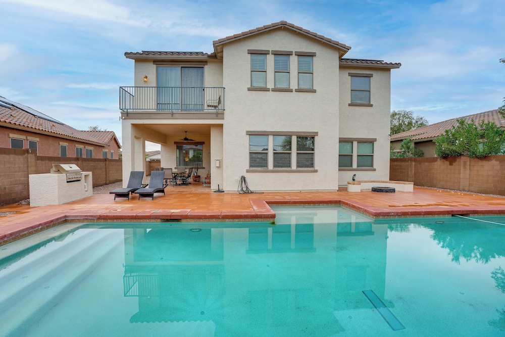 Pool Views Ample Space Sunny Goodyear Retreat — Goodyear