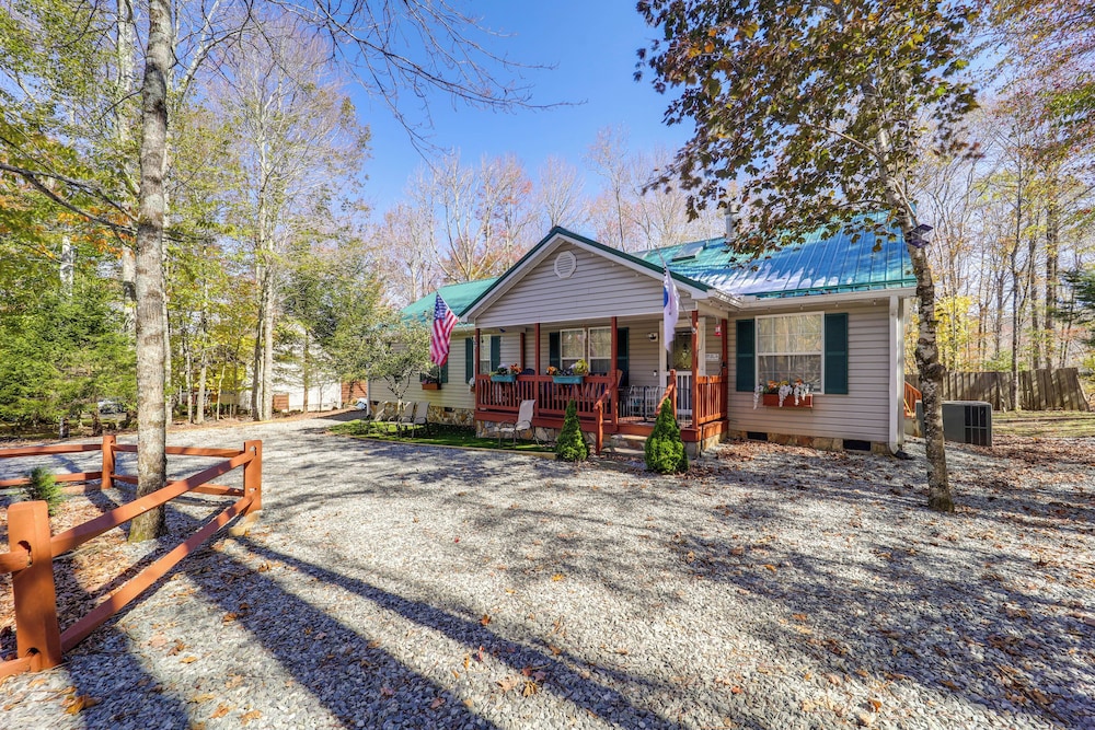 Hike & Bike in Beech Mtn Resort: Pet friendly Home - featured photo