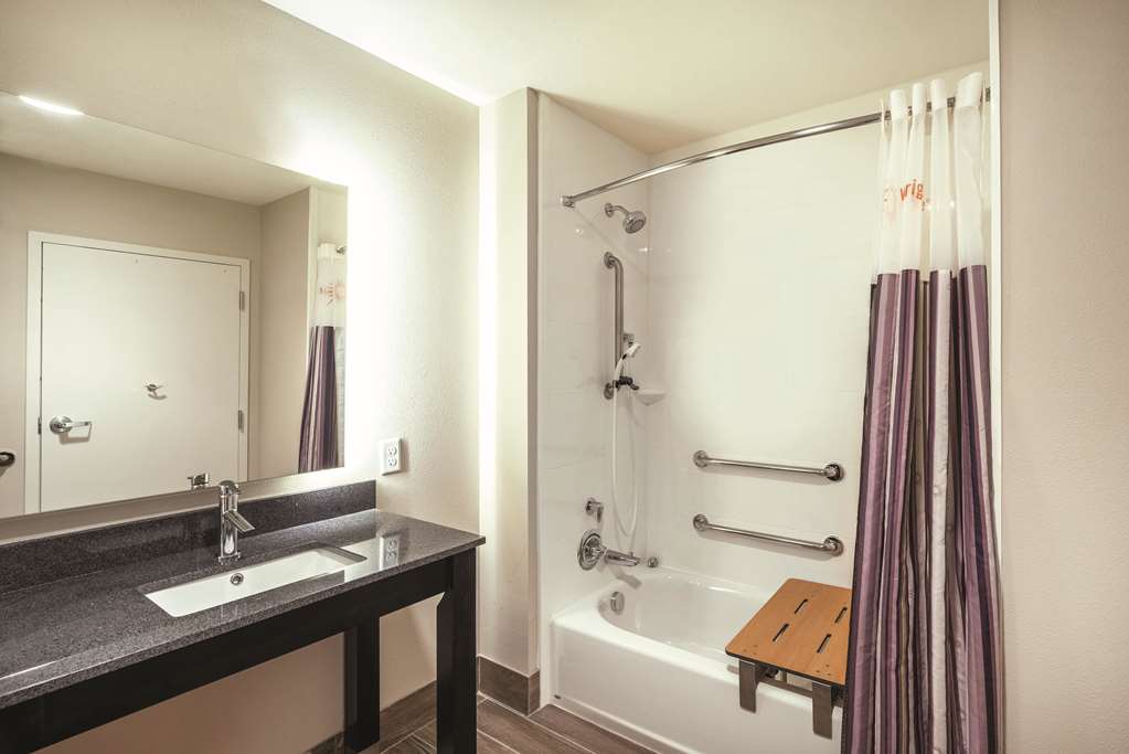 La Quinta Inn & Suites by Wyndham Memphis Downtown - photo 18