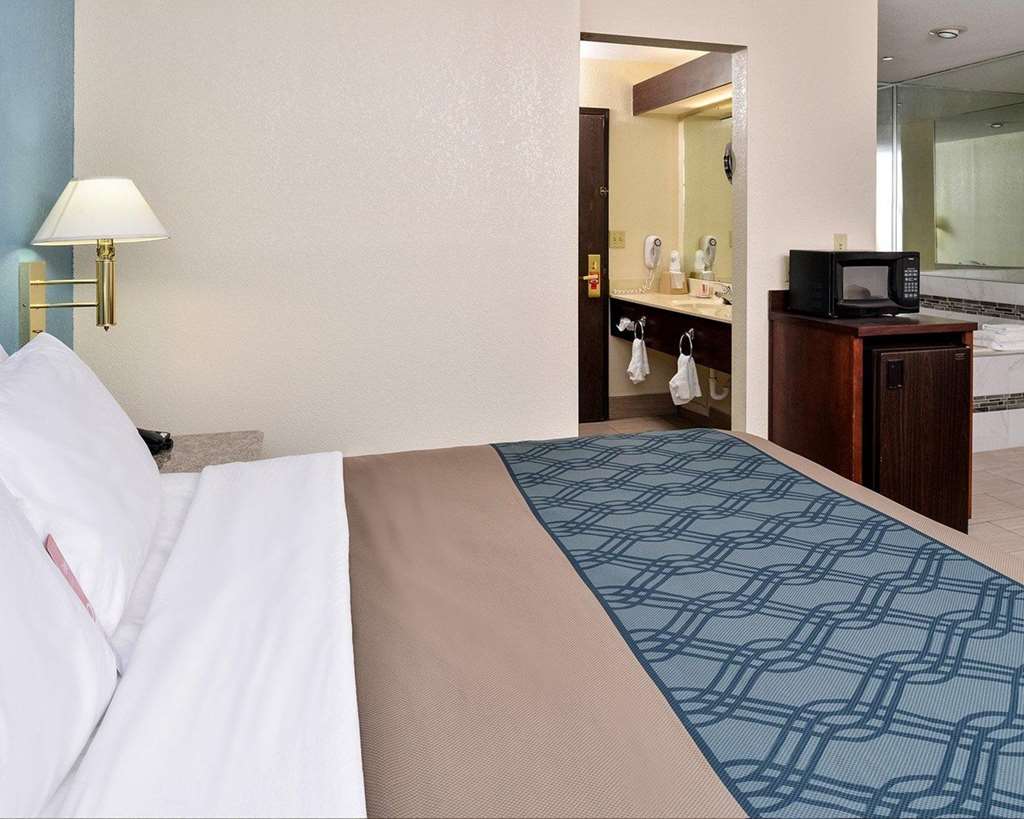 Econo Lodge Inn & Suites Shelbyville - photo 17