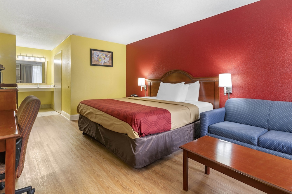 Econo Lodge Douglas - photo 27