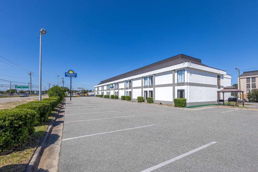 Days Inn & Suites by Wyndham Fort Bragg Cross Creek Mall - photo 7