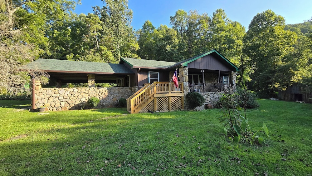 Yellow Creek Cabin — 4-Star Luxury Hotel in Robbinsville, United States
