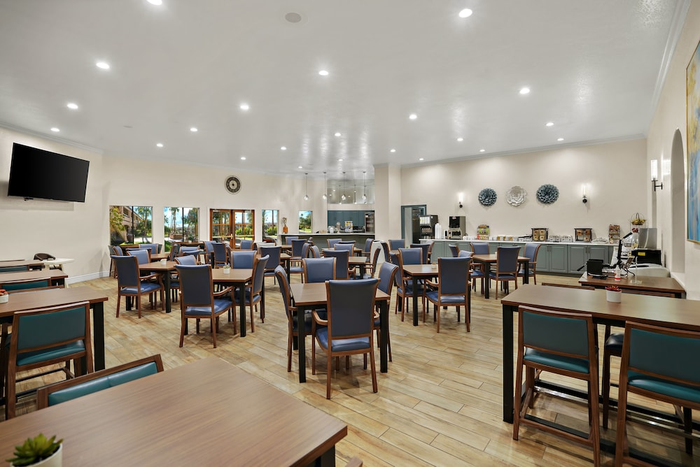 La Fuente Inn & Suites - photo 35