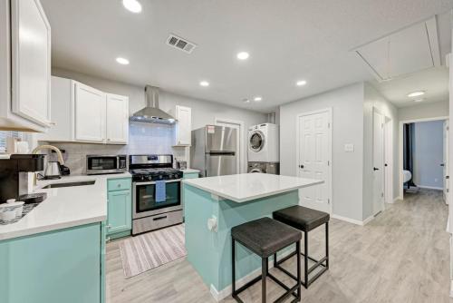 Cozy Modernized Home Minutes to Downtown AUS — 4-Star Luxury Hotel in Austin, United States