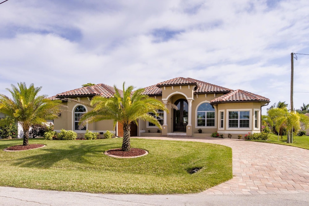 House Aruba by Vacationhit — 4-Star Luxury Hotel in Cape Coral, United States