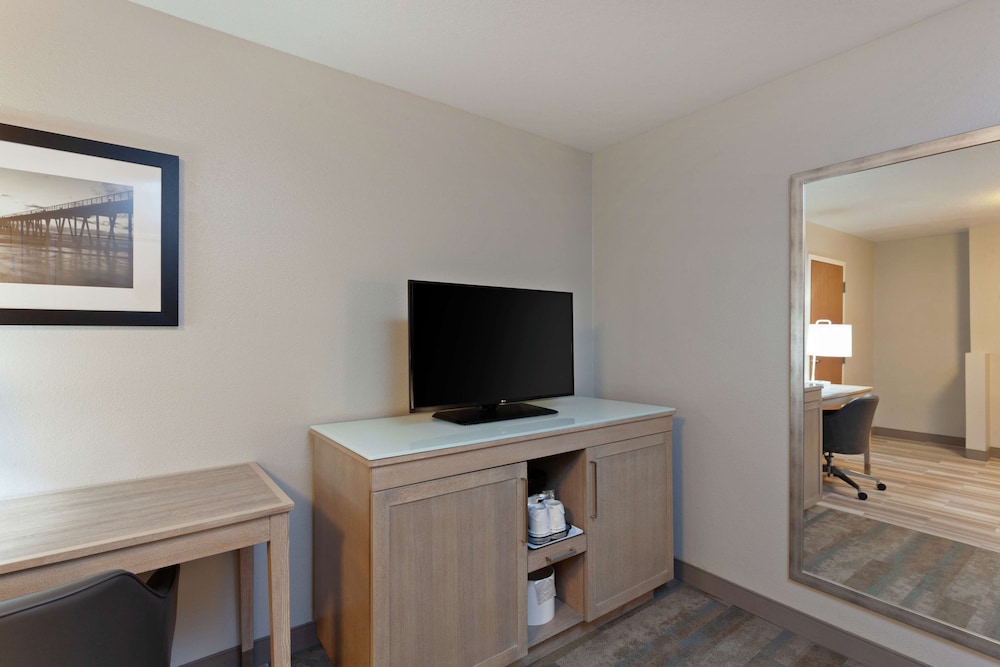 Hampton Inn & Suites Hermosa Beach - photo 34