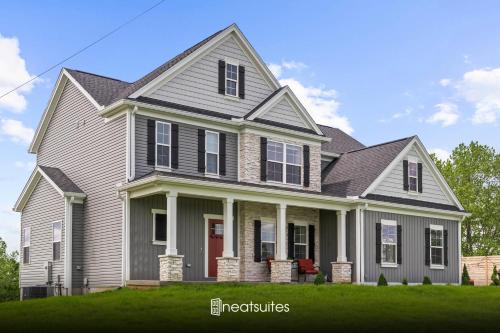 Home for 21 Near Ark Ensuite Bathrooms with Pool — 4-Star Luxury Hotel in Williamstown, United States