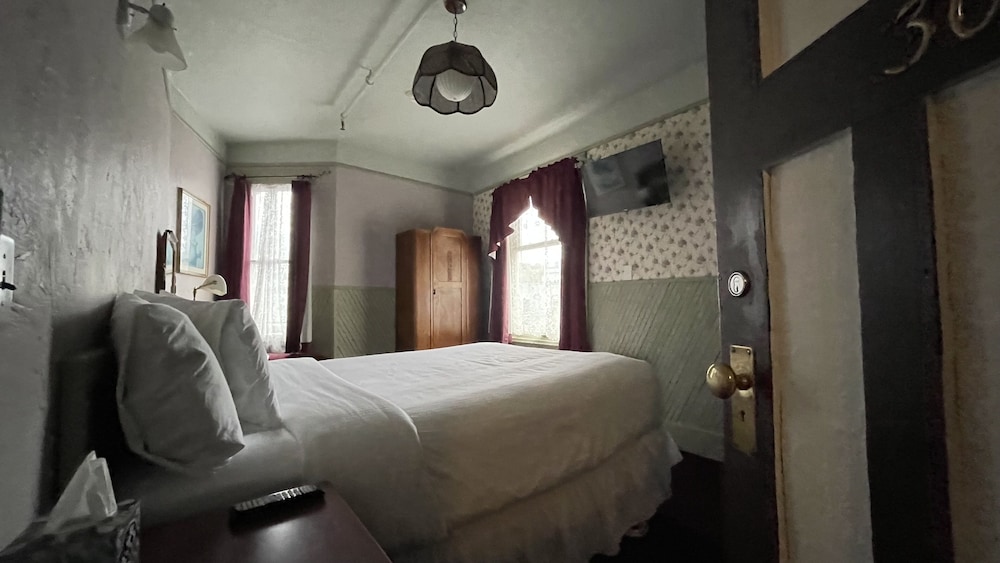 Alaskan Hotel and Bar - photo 20