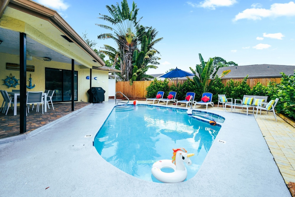 Luxury Sleeps 12 Kings Pool 2 Hot Tubs — hotel in Palm Beach Gardens