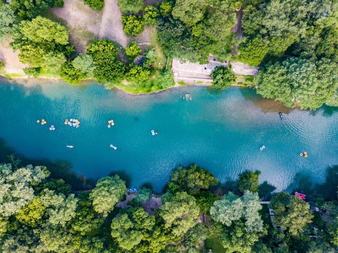 Lakeshore Retreat — 4-Star Luxury Hotel in Canyon Lake, United States