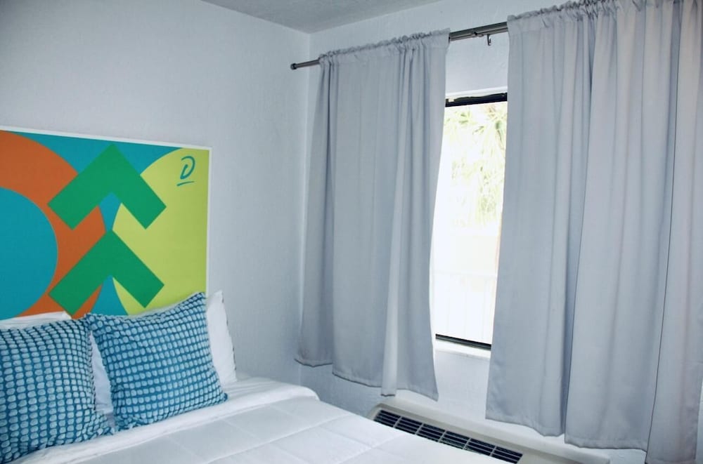 1 1 Condo hotel With Double bed and Community Pool Miles From Disney - photo 2