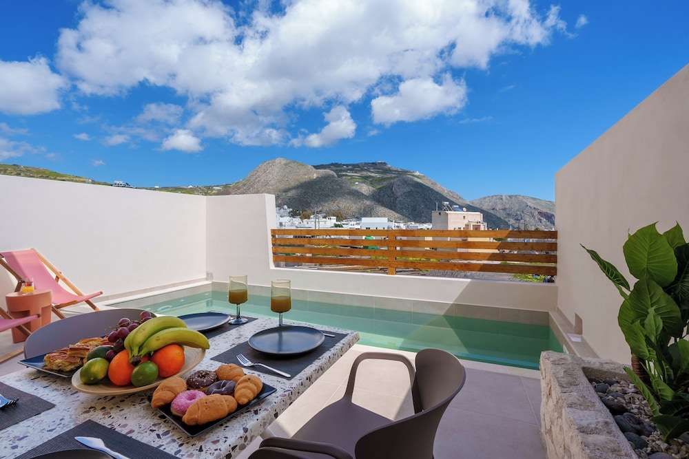Sugarwhite Suites - carbon neutral hotel in Fira