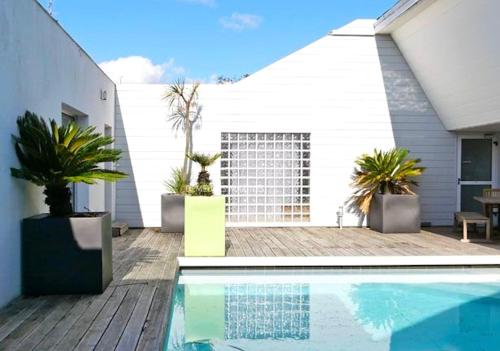 L’insoupconnee Sur Le Port de Vannes in Vannes, France