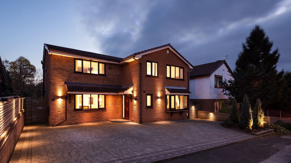 The Bluestone Villa — 4-Star Luxury Hotel in Stockport, United Kingdom