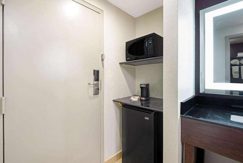 La Quinta Inn & Suites by Wyndham New Cumberland Harrisburg - photo 18