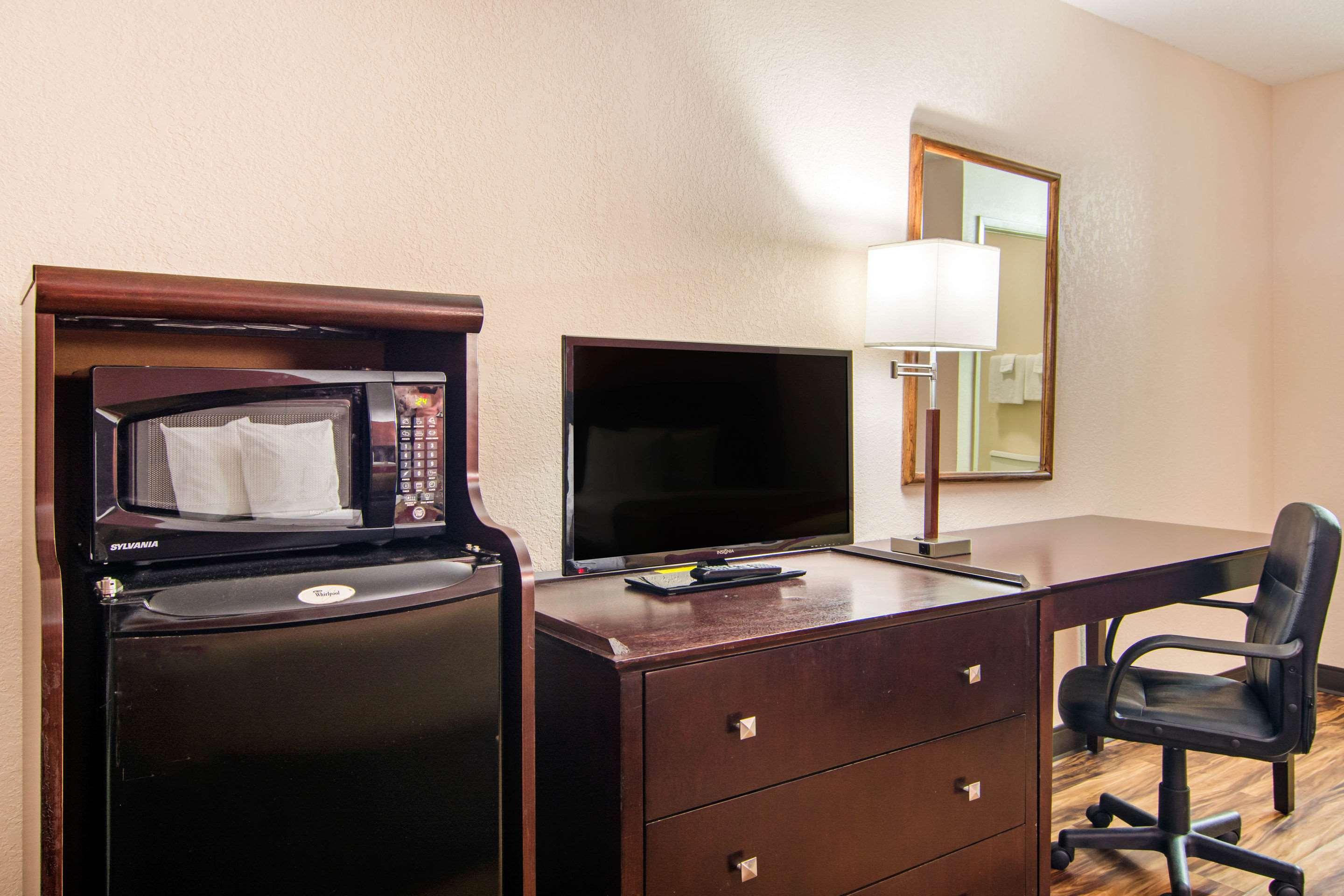 Econo Lodge Madison Airport - photo 46