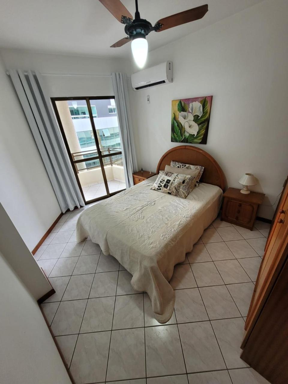 Apartamento 200 metros da praia 03 quartos com ar condicionado Meia Praia Itapema