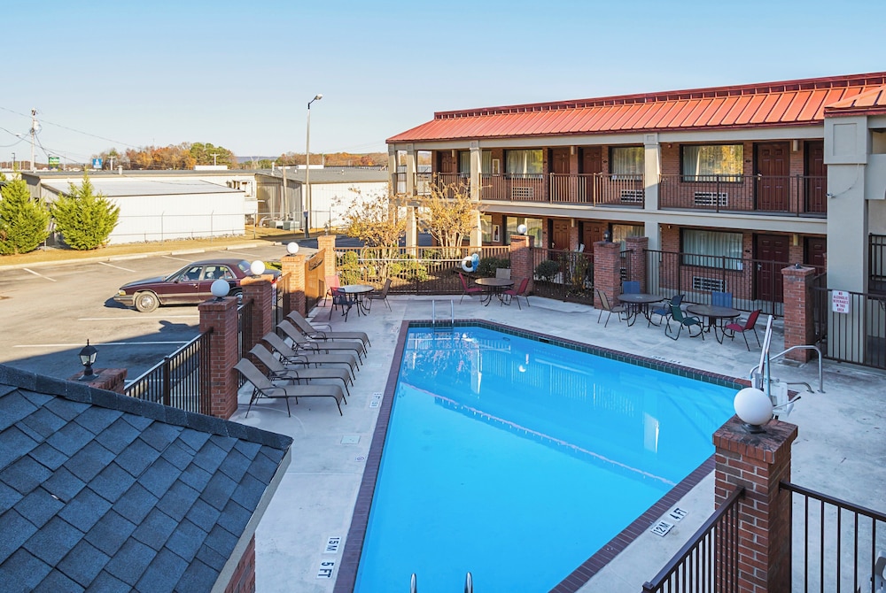 Red Roof Inn & Suites Scottsboro - photo 36