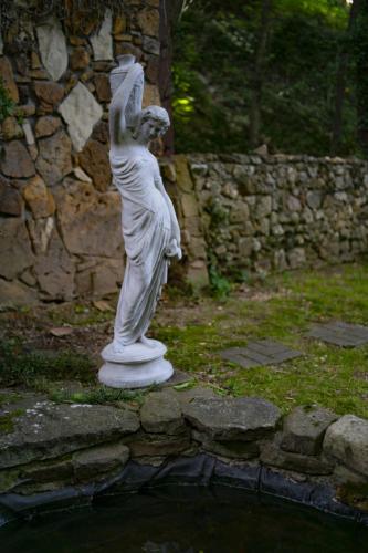 66 Center Carriage House — 4-Star Luxury Hotel in Eureka Springs, United States