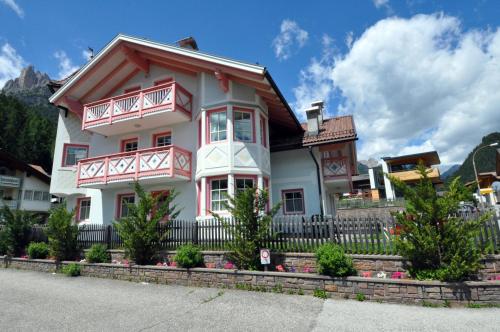 Villetta Giumella — 4-Star Luxury Hotel in Pozza Di Fassa, Italy