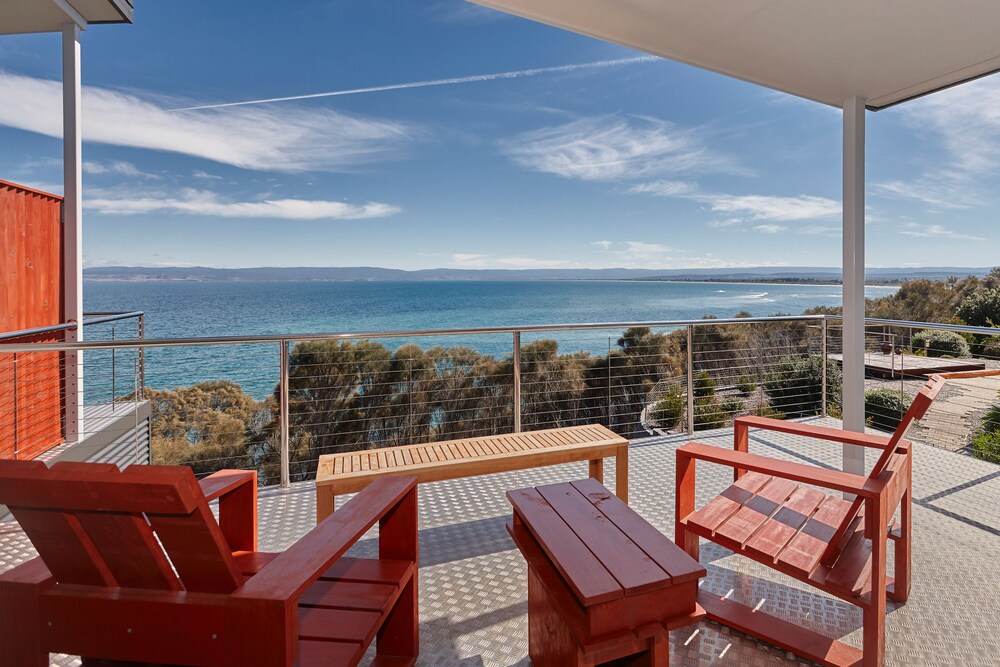 Whale Watcher 2 — 4-Star Luxury Hotel in Coles Bay, Australia