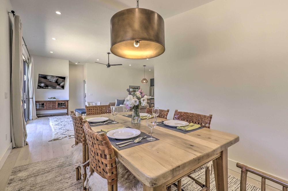 Stunning Wine Country Gem With Hot Tub Patio in Sonoma, United States