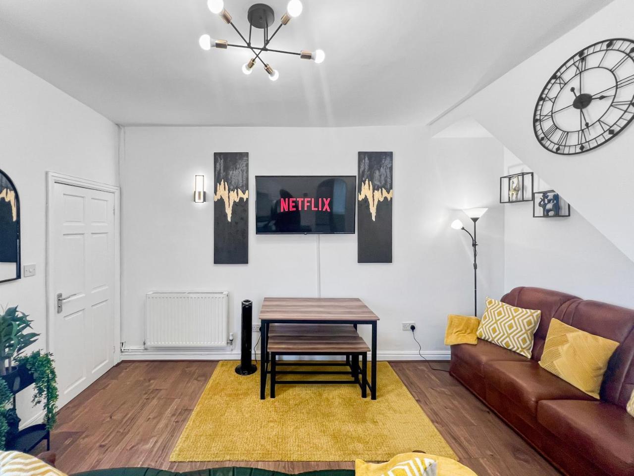 Stylish House Near Hospital with Free Parking — 4-Star Luxury Hotel in Stoke-On-Trent, United Kingdom