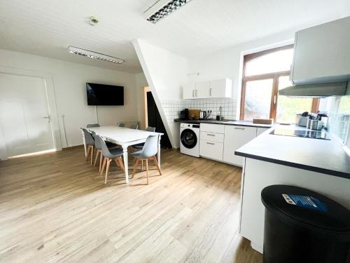 Krefeld House Deluxe Apartment 15min to DUS & FREE Parking — 4-Star Luxury Hotel in Krefeld, Germany