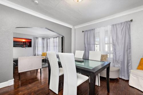 Jazzy Charmer with 3 Queen BedsJazzy Charmer in Kansas City, United States