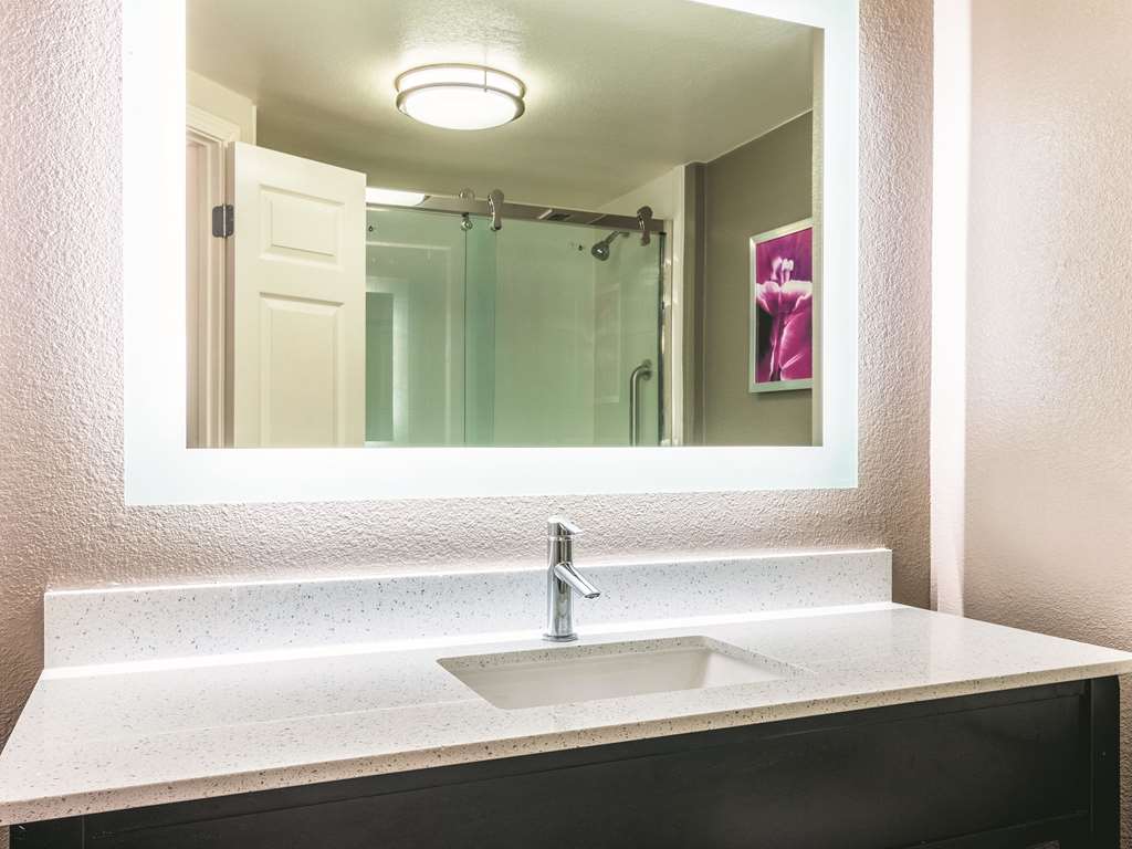 La Quinta Inn & Suites by Wyndham Shreveport Airport - photo 32