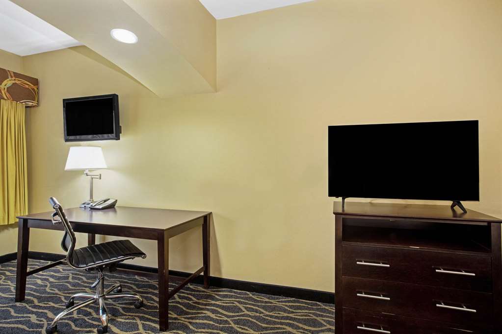 La Quinta Inn & Suites by Wyndham Tulsa Airpt Expo Square - photo 34