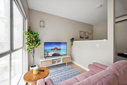 Comfy studio near SM Promenade Free parking — 4-Star Luxury Hotel in Los Angeles, United States