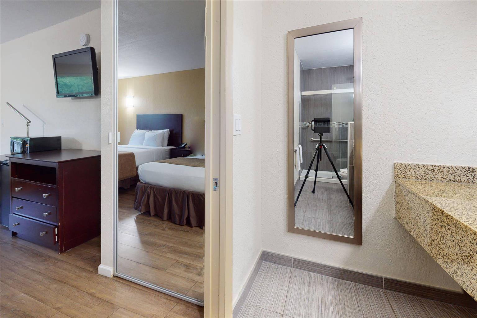 Rodeway Inn & Suites Fort Lauderdale Airport & Cruise Port - photo 22