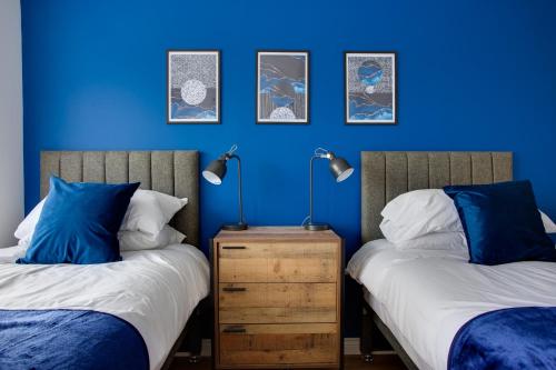ST AUSTELL Spacious Home High Speed Wi Fi Free Parking Garden — 4-Star Luxury Hotel in Swindon, United Kingdom