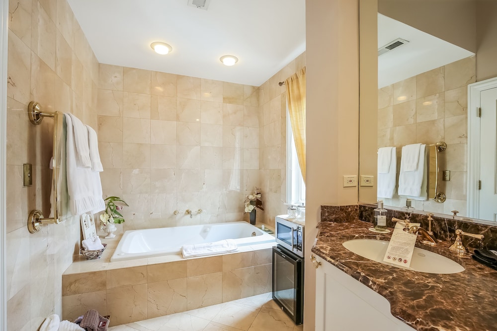 Harvey House Bed & Breakfast — 4-Star Luxury Hotel in Oak Park, United States