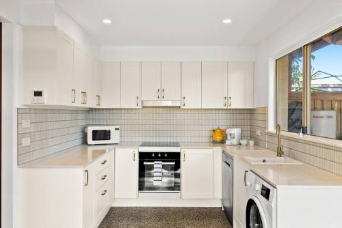 Fuller Holidays Jali Byron Town Entertainer — 4-Star Luxury Hotel in Byron Bay, Australia