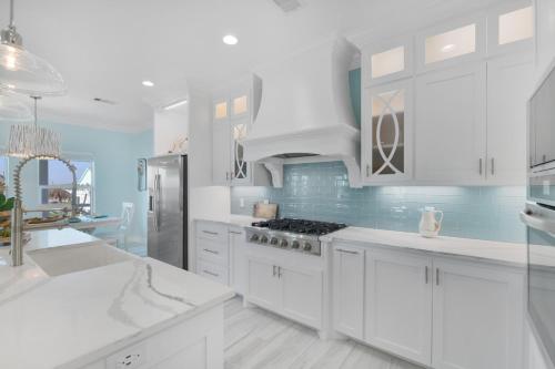 Near Beach Large Home Sleeps 22 BBQ Soaking Tub — 4-Star Luxury Hotel in Bolivar Peninsula, United States