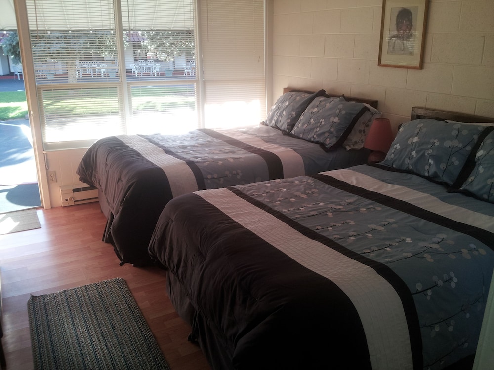 Capricorn Motel Royale Thousand Islands - carbon neutral hotel in Gananoque