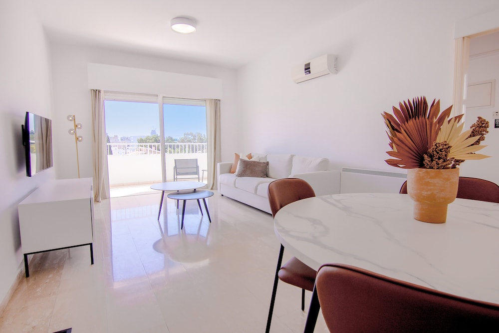 Phaedrus Living: Modern City View Flat Nafi