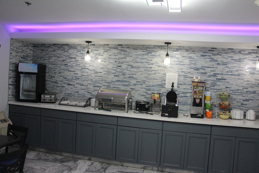 Douglas Inn And Suites - photo 20