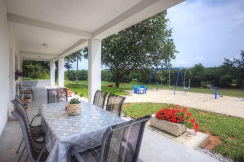 Apartment mit großem Garten Spielbereich — 4-Star Luxury Hotel in Liznjan, Croatia
