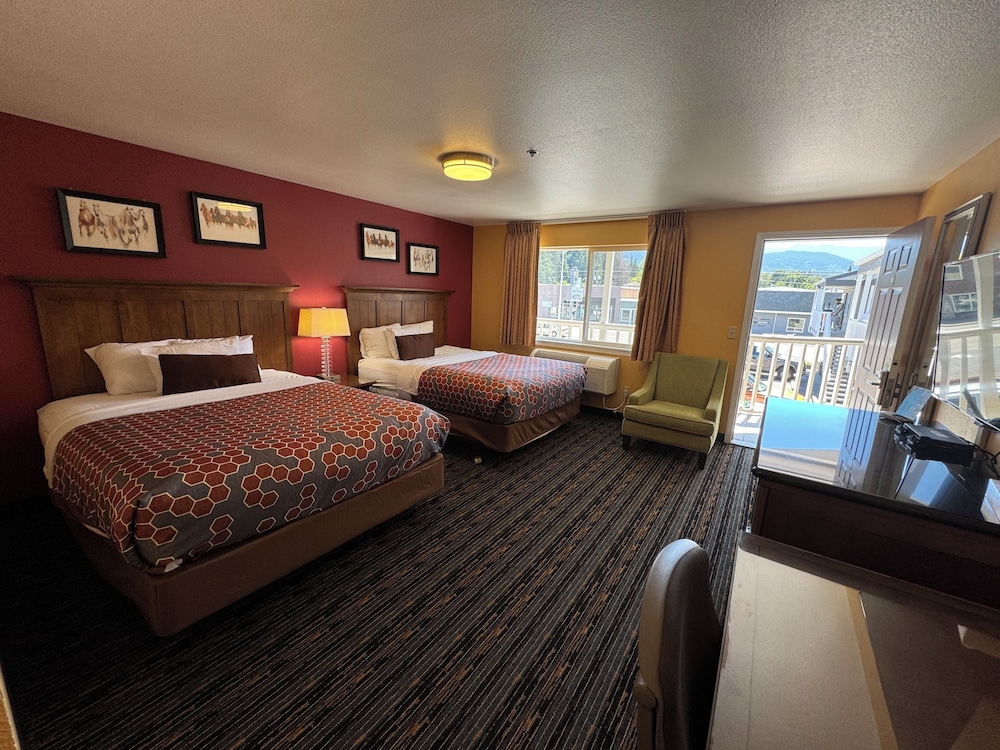 The Royal Victorian Motel - photo 24