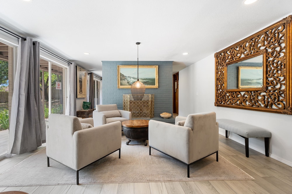 5BR Relaxation Haven Hot Tub Pool Table Fun M in Oklahoma City, United States