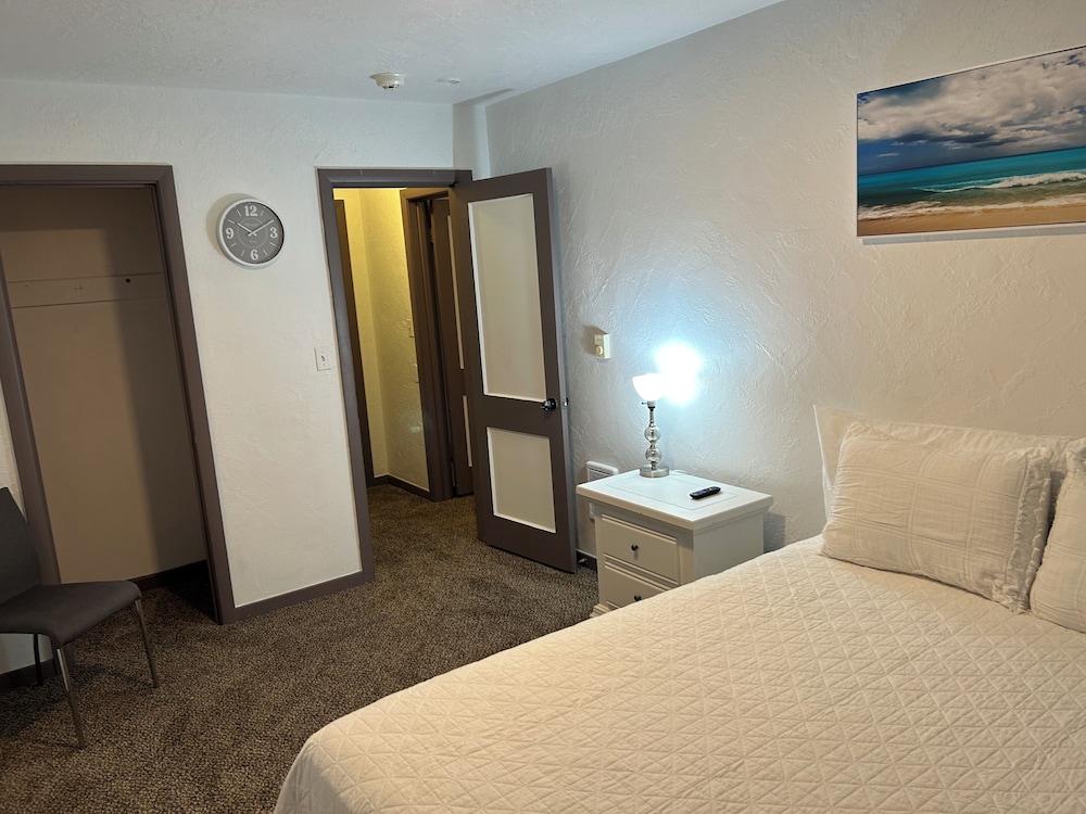 Newport Bay Motel - photo 9